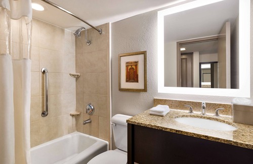 Kenner - Louis Armstrong International Airport Hotel | DoubleTree by Hilton Hotel New Orleans Airport