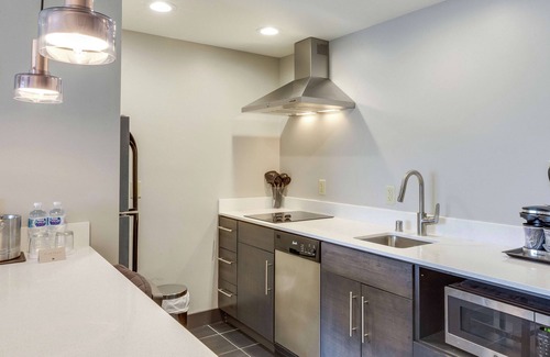 Racine Hotel | Doubletree by Hilton Hotel Racine Harbourwalk