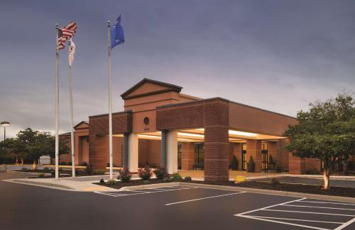 Brookfield Hotel | DoubleTree by Hilton Milwaukee/Brookfield
