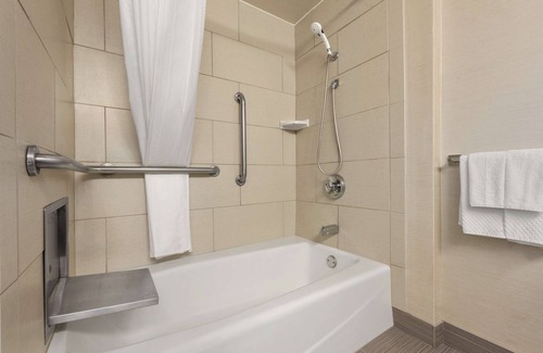 Brookfield Hotel | DoubleTree by Hilton Milwaukee - Brookfield