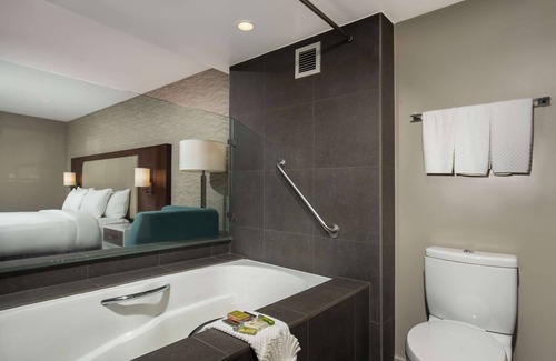 Monrovia Hotel | DoubleTree by Hilton Monrovia - Pasadena Area