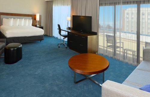 Newark Hotel | DoubleTree by Hilton Newark-Fremont