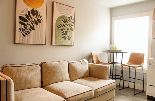McMinnville Apartment | Douglas on Third Corner Suite: Adorable Apartment on 3rd St., Downtown