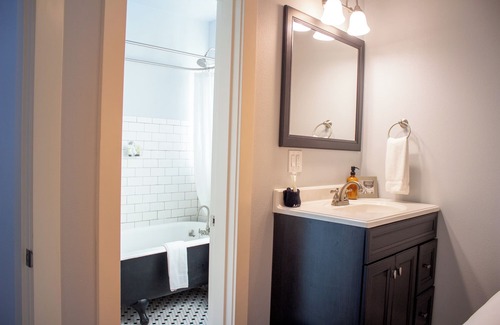 McMinnville Apartment | Douglas on Third Corner Suite: Adorable Apartment on 3rd St., Downtown