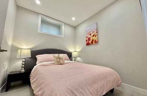 South Cambie House | Douglas Park Beautiful 2 bedrooms + bath, nice kitchen & laundry
