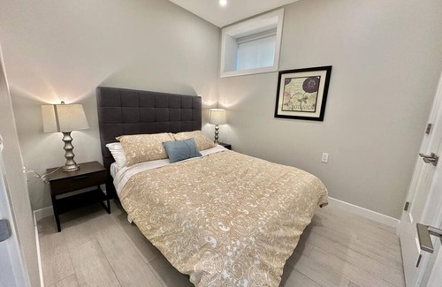 South Cambie House | Douglas Park Beautiful 2 bedrooms + bath, nice kitchen & laundry