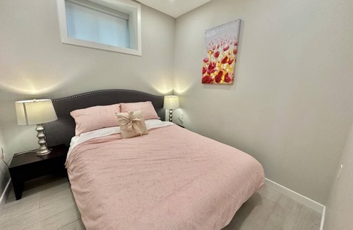 South Cambie House | Douglas Park Beautiful 2 bedrooms + bath, nice kitchen & laundry