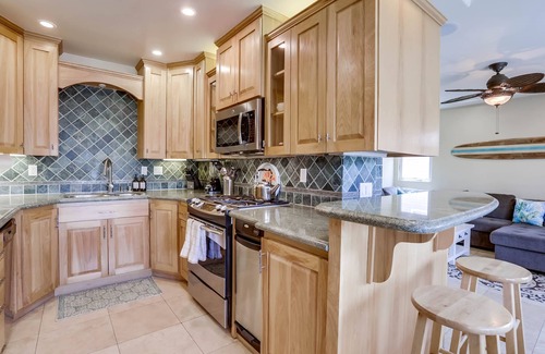 South Mission Beach House | Dover Vistas - Ocean View w/Rooftop Terrace, Firepit, Fast WiFi, AC & Parking!
