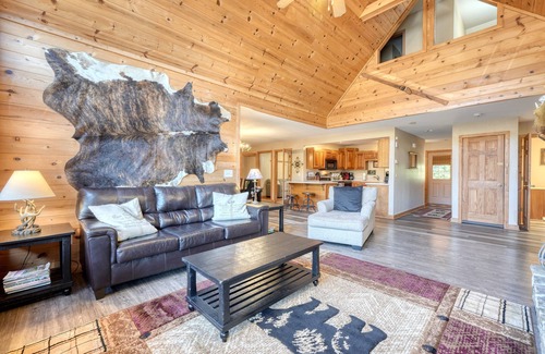 Hiawassee Cabin | Down By the River-Fireplace-Jacuzzi-River Access