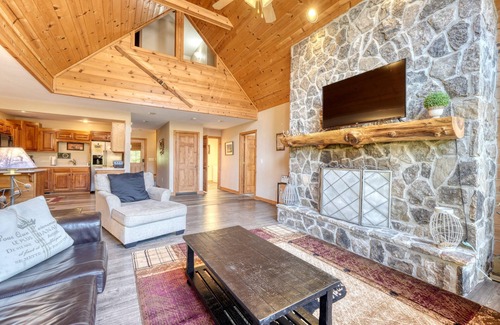 Hiawassee Cabin | Down By the River-Fireplace-Jacuzzi-River Access