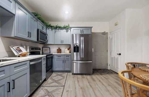 Downtown San Diego House | Down Town Condo with gym, pool, BBQ, jacuzzi!