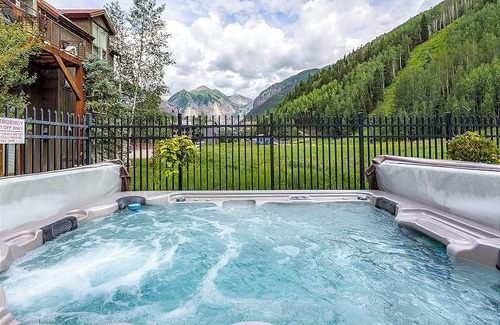 Telluride Condo | Down town Telluride with Pool, Hot Tub, Parking and breathtaking views!