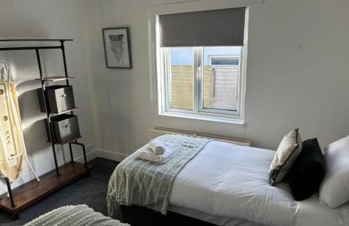 Woodingdean Apartment | Downsview Bungalow- Spacious 3BR, contractor friendly, close to University & near AMEX Stadium, parking and free WIFI, BBQ