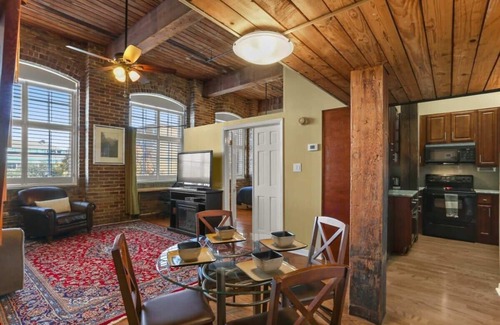 Arts/Warehouse District Apartment | Downtown 1 bed + loft w Pool, gym, gated parking +