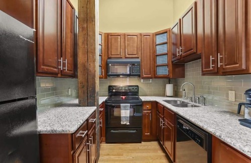 Arts/Warehouse District Apartment | Downtown 1 bed + loft w Pool, gym, gated parking +