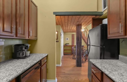 Arts/Warehouse District Apartment | Downtown 1 bed + loft w Pool, gym, gated parking +