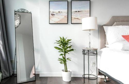 Crosstown Apartment | Downtown 1 Bedroom Water View Condo