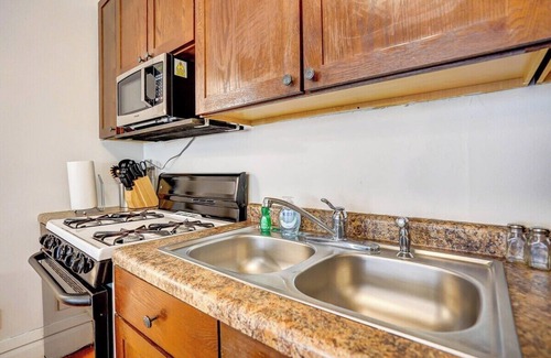Madison Apartment | Downtown 1 block from Capitol. 2 bedroom.