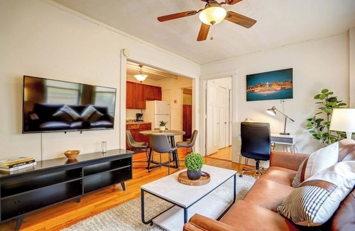 Madison Apartment | Downtown 1 block from Capitol. 2 bedroom.