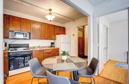 Madison Apartment | Downtown 1 block from Capitol. 2 bedroom.