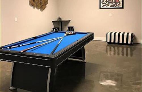 Salemtown House | Downtown 10 Beds Game Room Hot Tub Roof Deck