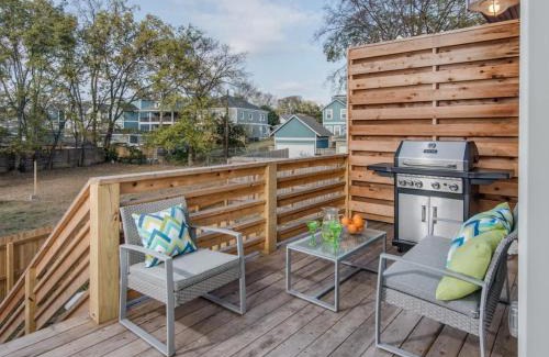 Salemtown House | Downtown 10 Beds Game Room Hot Tub Roof Deck