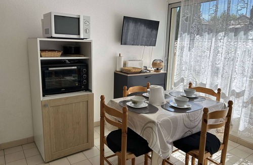 Le Grau-Du-Roi Apartment | Downtown 1BR Apartment with Bunks, Near Beach & Port, Private Parking Included
