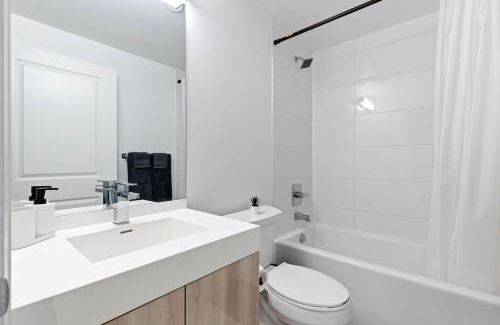 Garden District House | Downtown 2 bedroom Condo with Private Balcony
