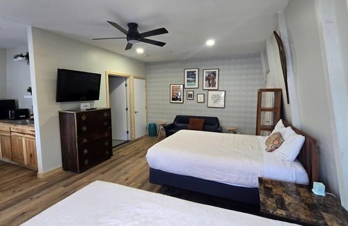 Mammoth Lakes Bed & Breakfast | Downtown 2 Queen Suite, Free Breakfast!