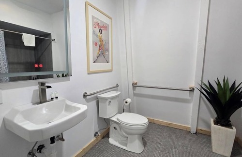 Mammoth Lakes Bed & Breakfast | Downtown 2 Queen Suite, Free Breakfast!
