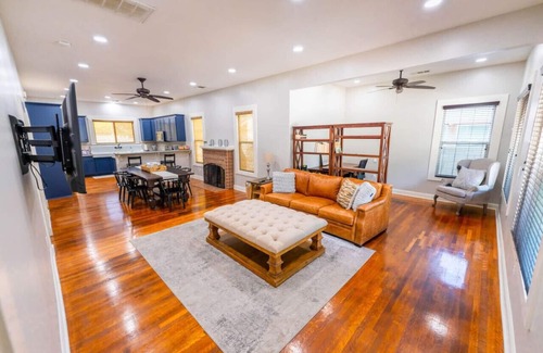 Riviera - Westchester House | Downtown 3 bed newly renovated with amenities.