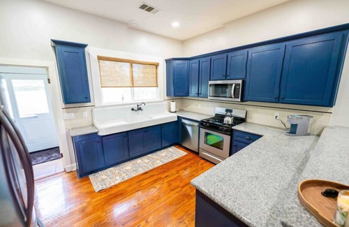 Riviera - Westchester House | Downtown 3 bed newly renovated with amenities.