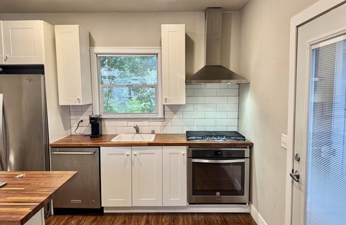 Tenney-Lapham House | Downtown 3BR Walkable Home Near UW, Stadium, Restaurants + Free Parking
