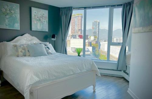 Crosstown Apartment | Downtown 4bd 2ba View Skytrain 2 Free Parking