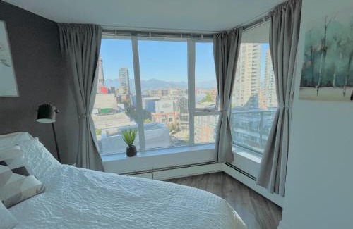 Crosstown Apartment | Downtown 4bd 2ba View Skytrain 2 Free Parking