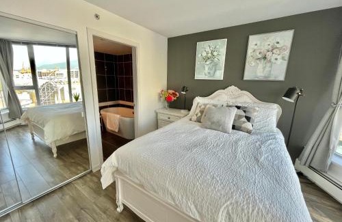 Crosstown Apartment | Downtown 4bd 2ba View Skytrain 2 Free Parking