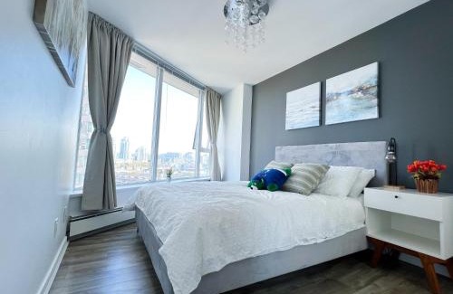 Crosstown Apartment | Downtown 4bd 2ba View Skytrain 2 Free Parking