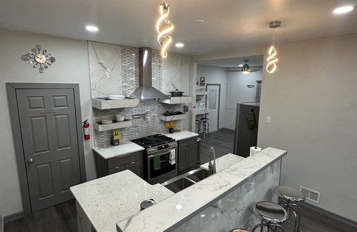 Woodbridge House | Downtown 5 minutes - Adults-Only Luxury Getaway with Hot Tub- NO PARTIES!