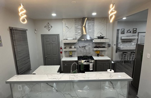 Woodbridge House | Downtown 5 minutes - Adults-Only Luxury Getaway with Hot Tub- NO PARTIES!