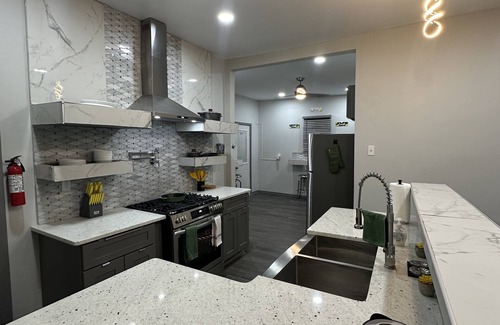 Woodbridge House | Downtown 5 minutes - Adults-Only Luxury Getaway with Hot Tub- NO PARTIES!