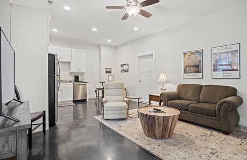 Hendersonville Apartment | Downtown Apartment- sleeps 4! Walk to Restaurants, Breweries & The Ecusta Trail