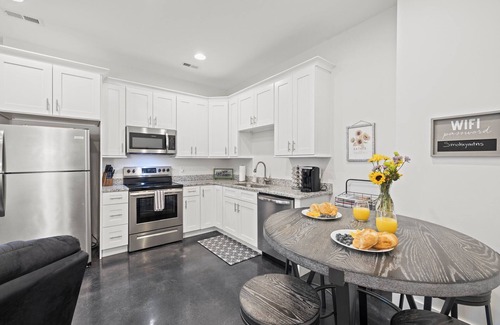 Hendersonville Apartment | Downtown Apartment- sleeps 4! Walk to Restaurants, Breweries & The Ecusta Trail