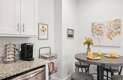 Hendersonville Apartment | Downtown Apartment- sleeps 4! Walk to Restaurants, Breweries & The Ecusta Trail