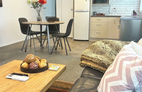 Mount Maunganui Apartment | Downtown apartment: moments from beach shops restaurants bars bus stop & more!