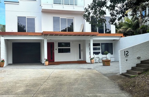 Mount Maunganui Apartment | Downtown apartment: moments from beach shops restaurants bars bus stop & more!