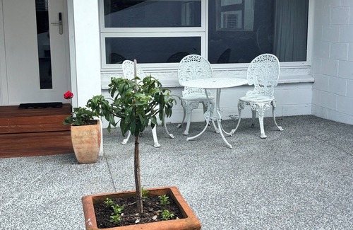 Mount Maunganui Apartment | Downtown apartment: moments from beach shops restaurants bars bus stop & more!