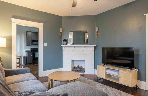 Harrisonburg House | Downtown at Green - Renovated Charming House close to Sentara RMH, JMU, and EMU!