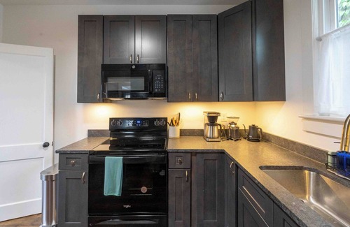 Harrisonburg House | Downtown at Green - Renovated Charming House close to Sentara RMH, JMU, and EMU!