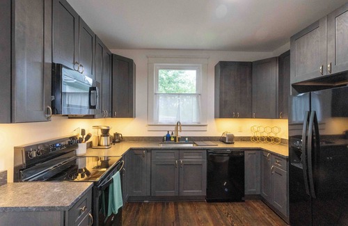 Harrisonburg House | Downtown at Green - Renovated Charming House close to Sentara RMH, JMU, and EMU!