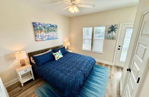 Downtown House | Downtown, Bay Views, Fish Market, and Blue Angels!